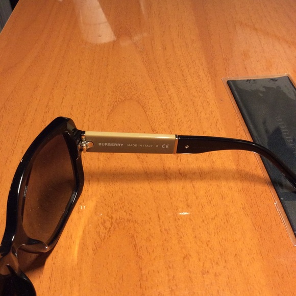 NWT Authentic Womens Burberry Square Sunglasses - Picture 3 of 6